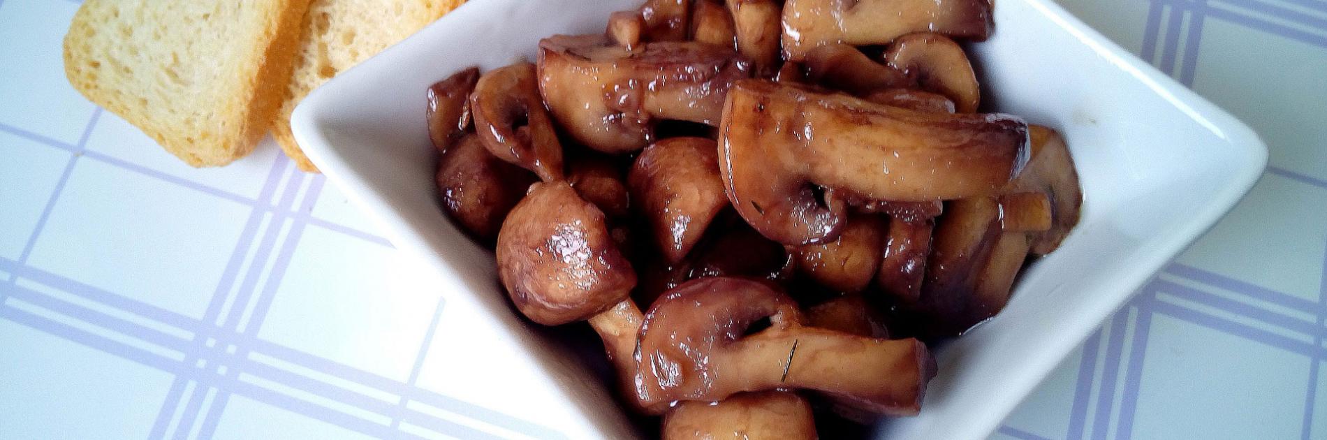 Tostini z masłem ziołowym i grzybami shiitake