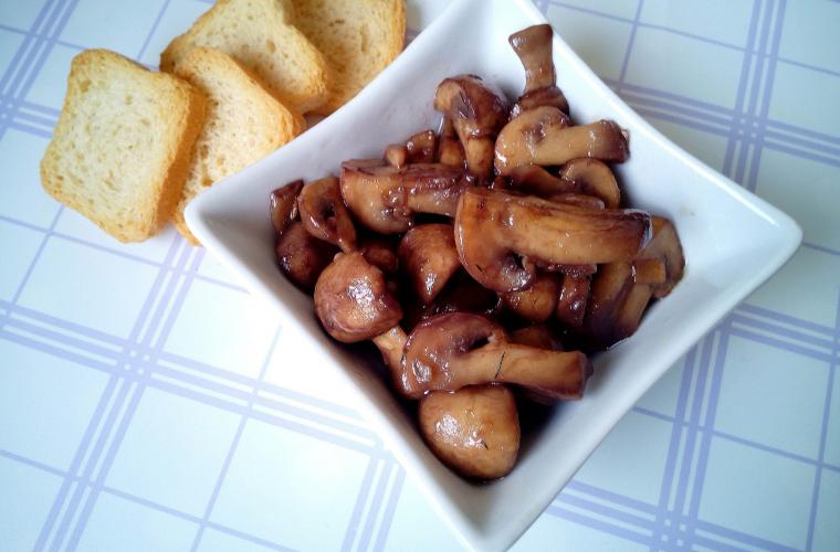 Tostini z masłem ziołowym i grzybami shiitake