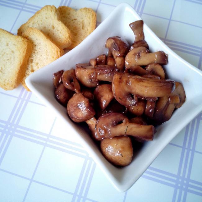 Tostini z masłem ziołowym i grzybami shiitake